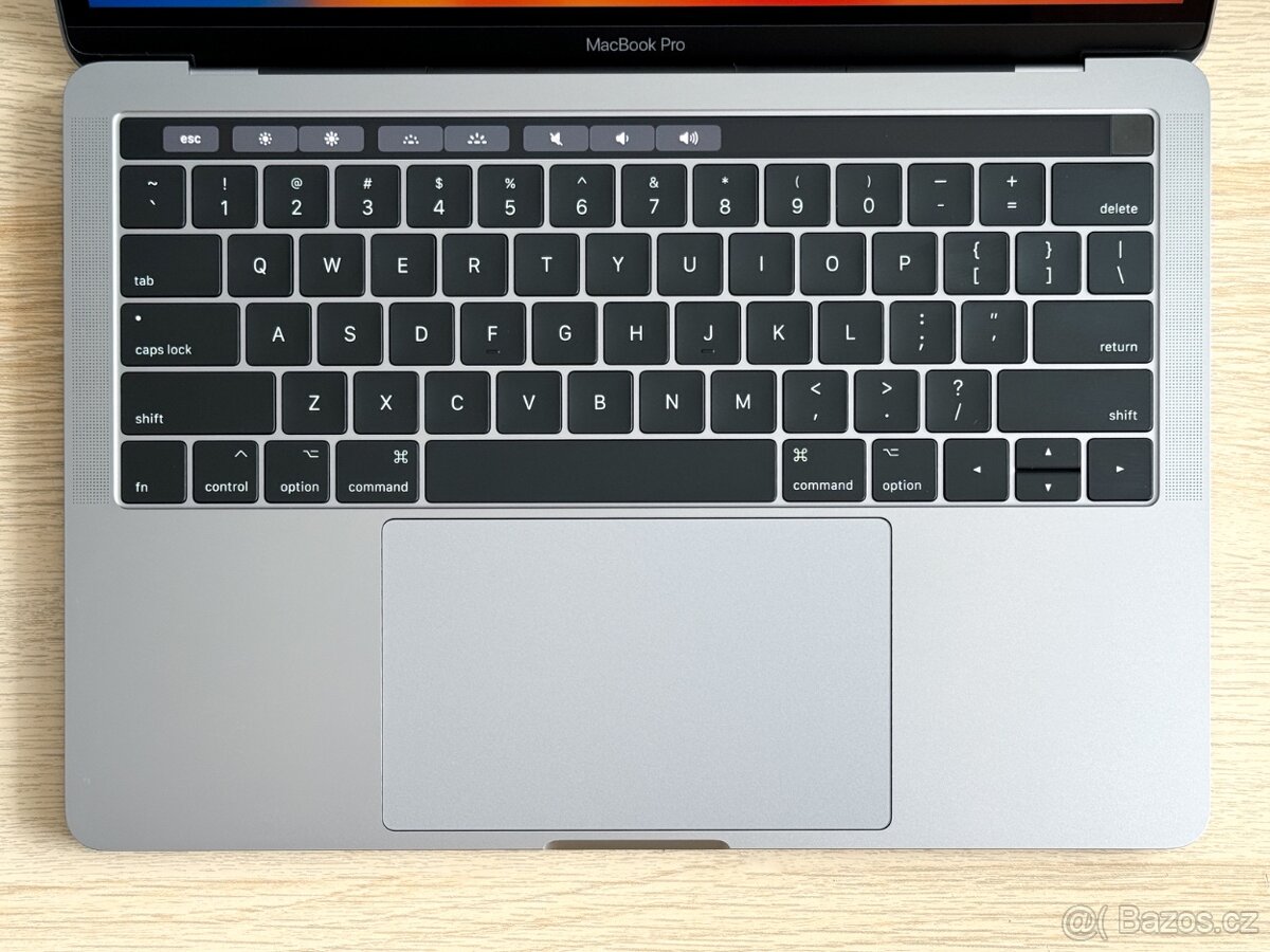 JAKO NOVÝ Apple MacBook Pro 13" - 8GB RAM / 512GB SSD - 7