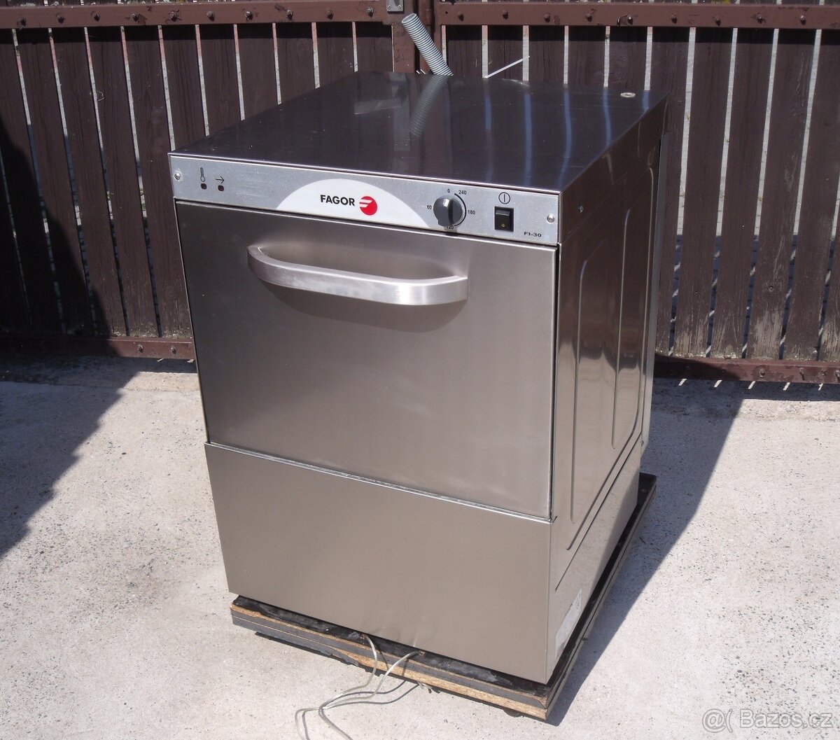 Myčka na nádobí. Výrobník ledu. Barovou myčku. Váha. Nařezak - 7