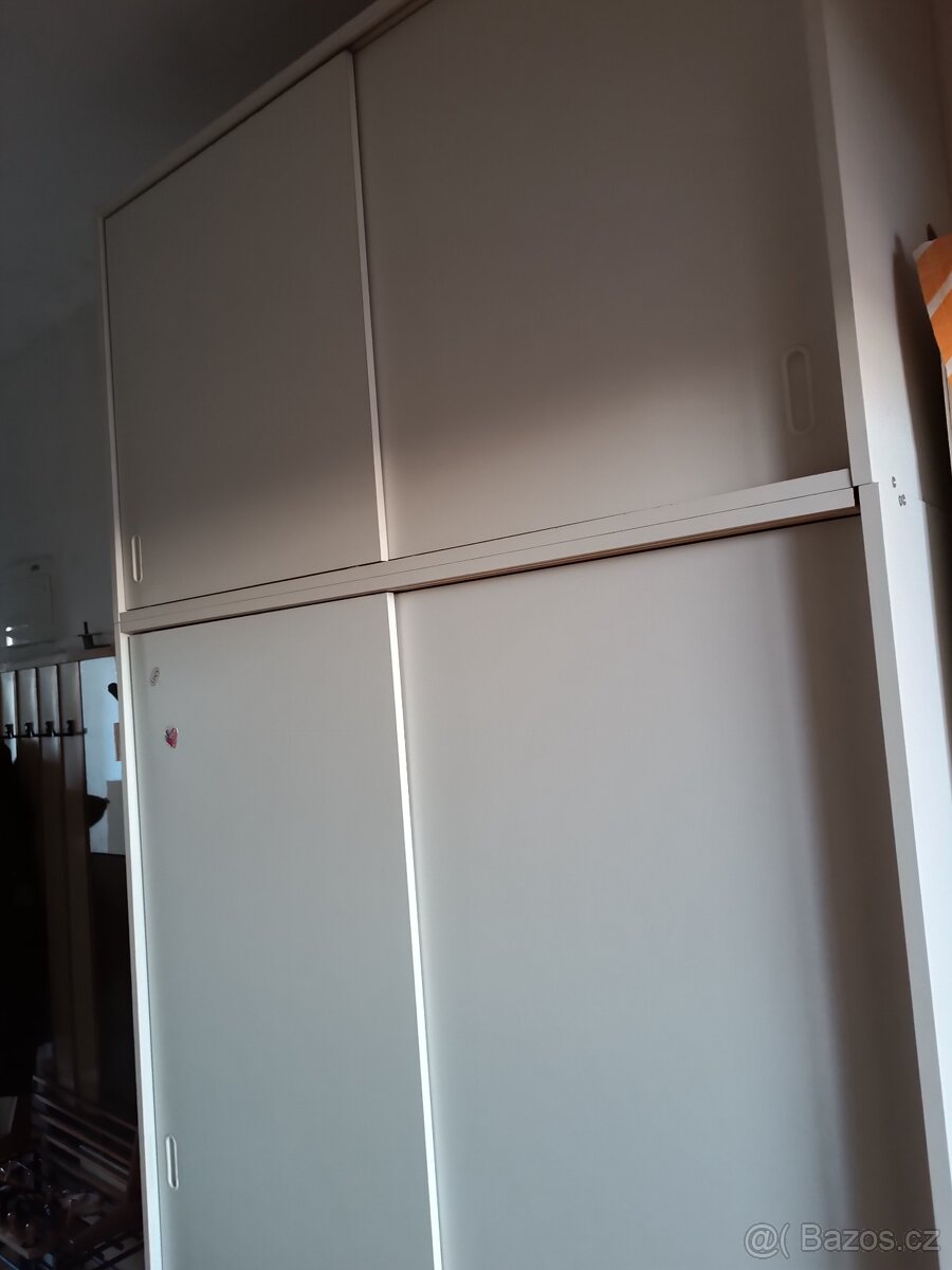 Bílá vysoká skříň - 7