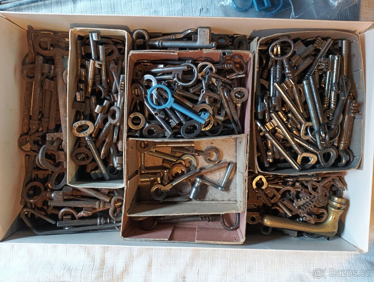 staré klíče,pozůstalost,krabice...jj - 7