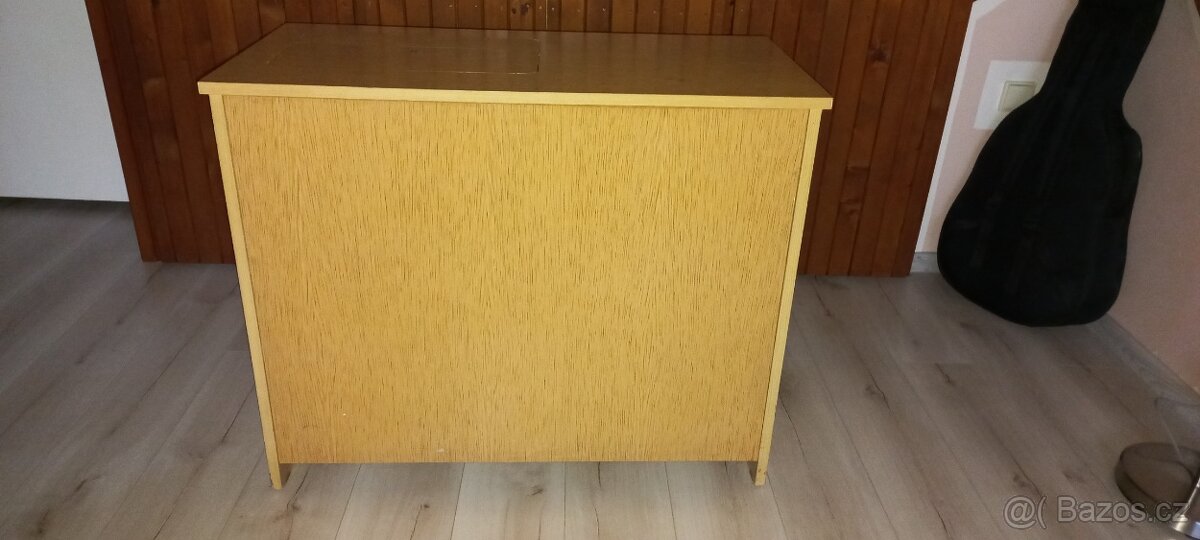 Starší skříňový šicí stroj - 7