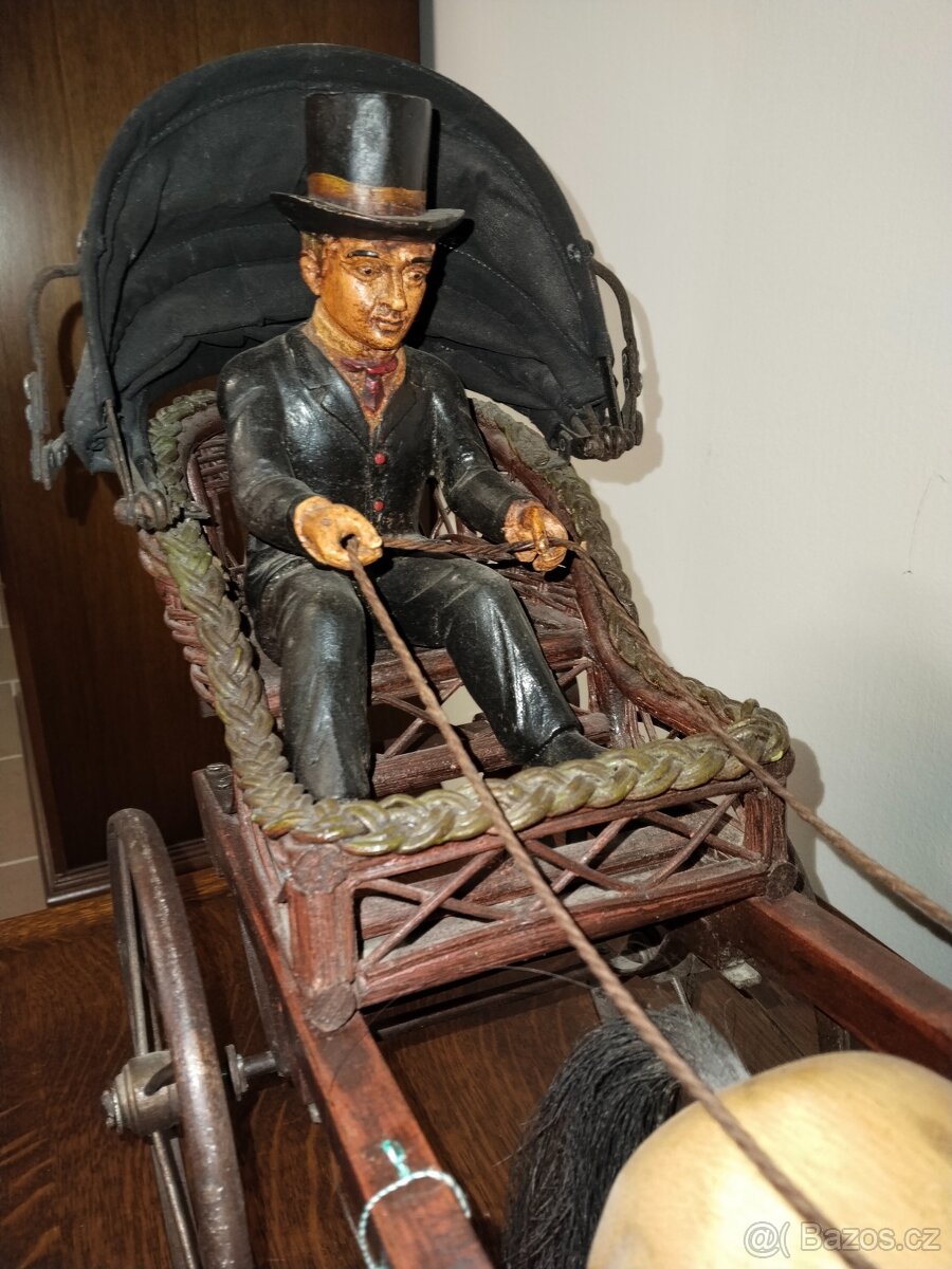 Starý koňský povoz - kočár s žokejem. - 7