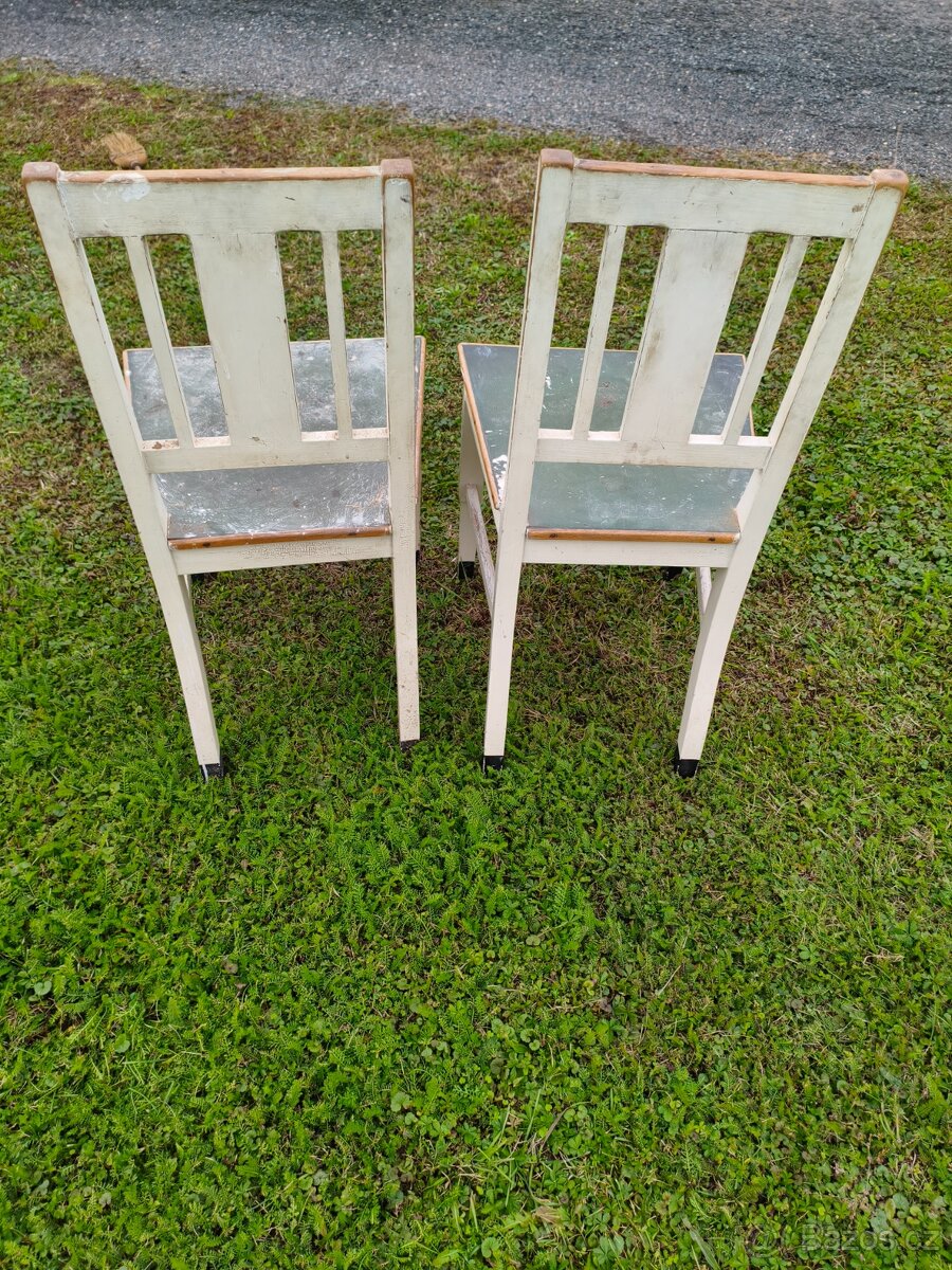 Starě bílé celodřevěné židle - 7