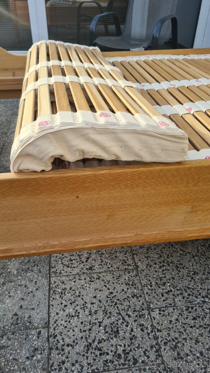 Masivní dřevěná postel s roštem. - 7