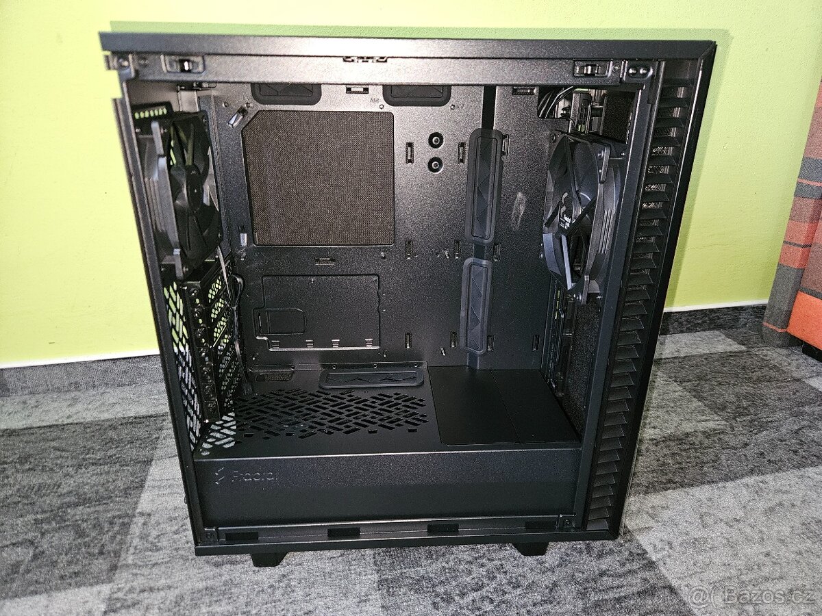 Prodám počítačovou skříň Fractal Design Define 7 Compact - 7