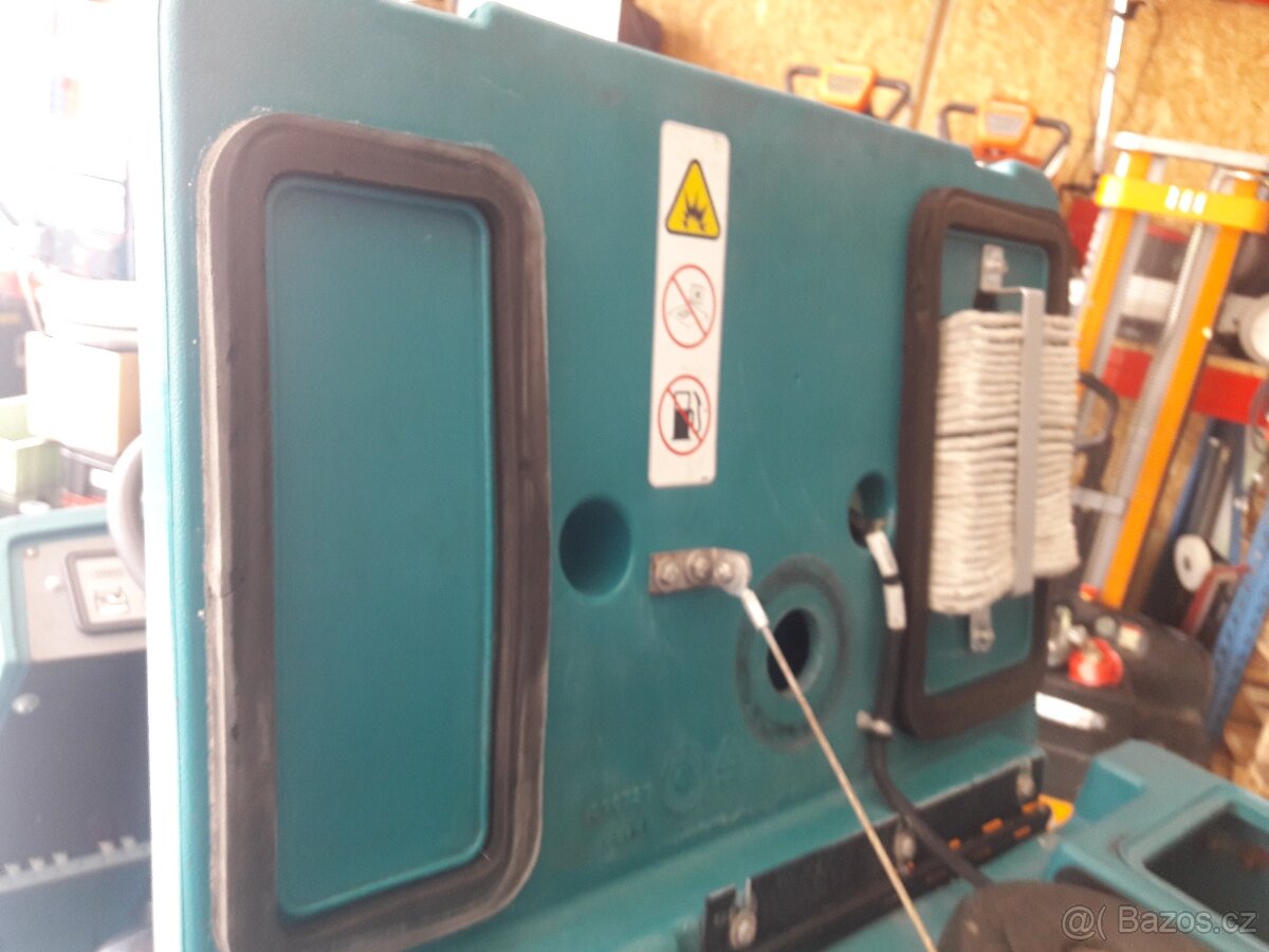 Podlahový mycí stroj Tennant 7100 Disk 80 sedící obsluha - 7