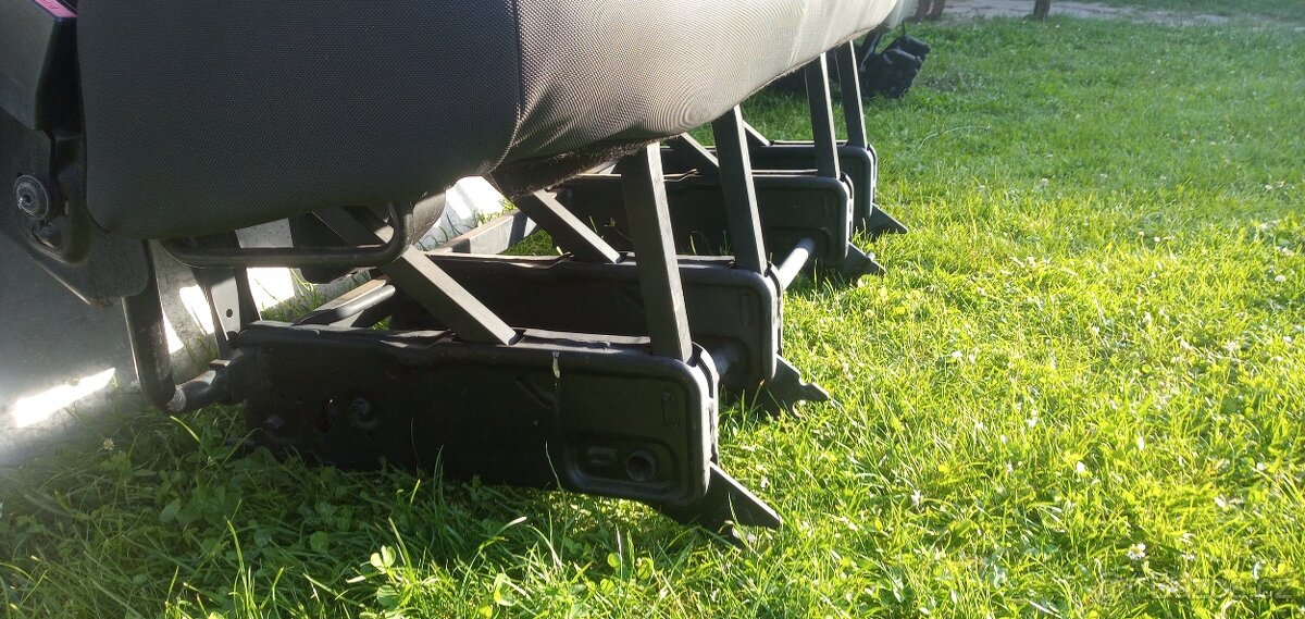 PRODÁM TROJSEDAČKU S PÁSY PRO TŘI OSOBY 2X ISOFIX - 7