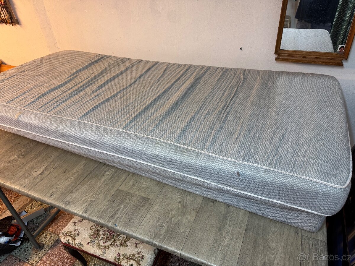 Dvě postele s rošty a matracemi - 7