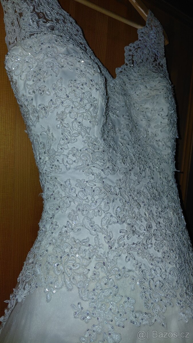 Krajkové svatební šaty - 7