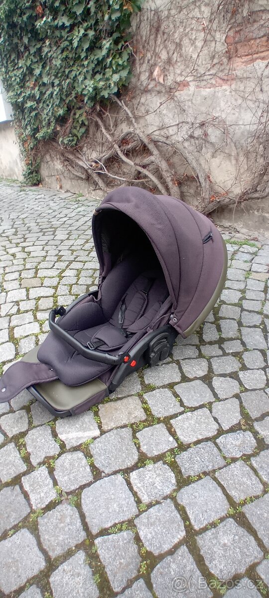 kočárek a autosedačka - 7