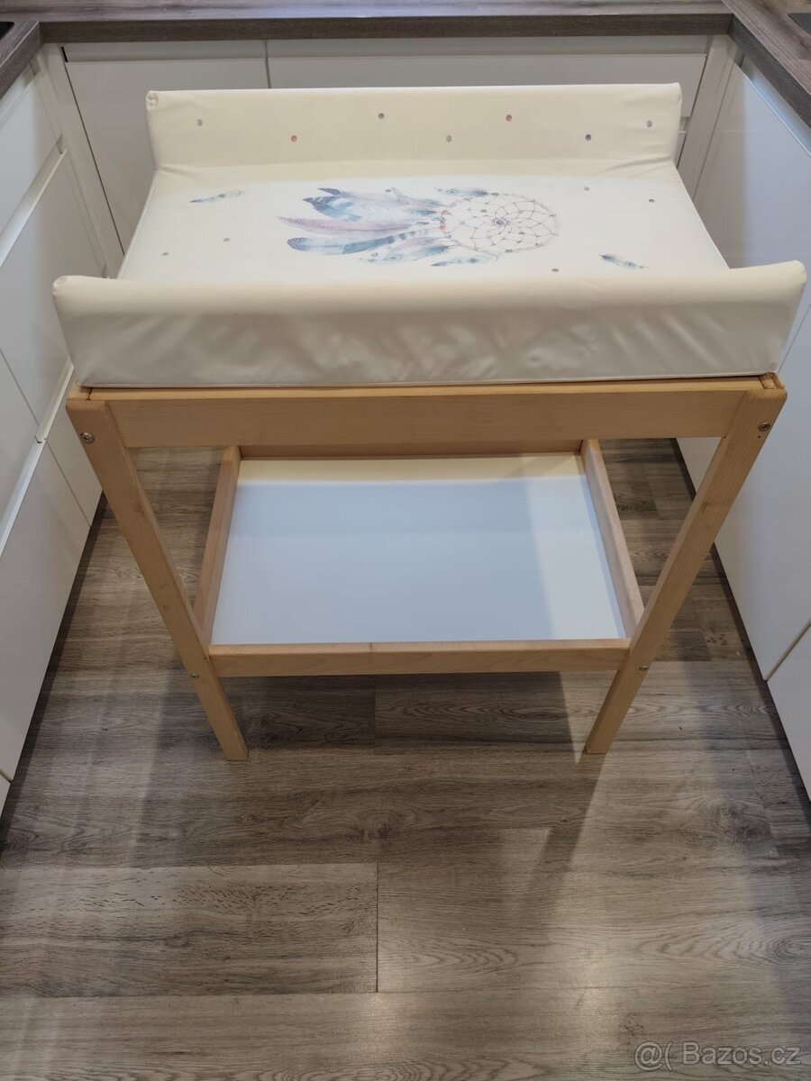 Přebalovací stůl, tvrdá přebalovací podložka, úložné koše - 7