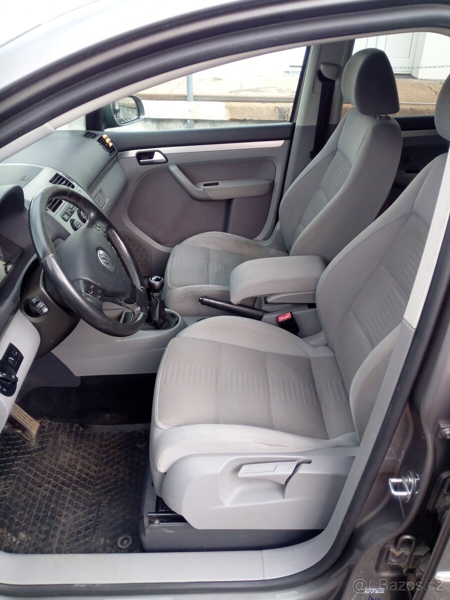 VW Touran 2.0 TDI v dobrém stavu - 7