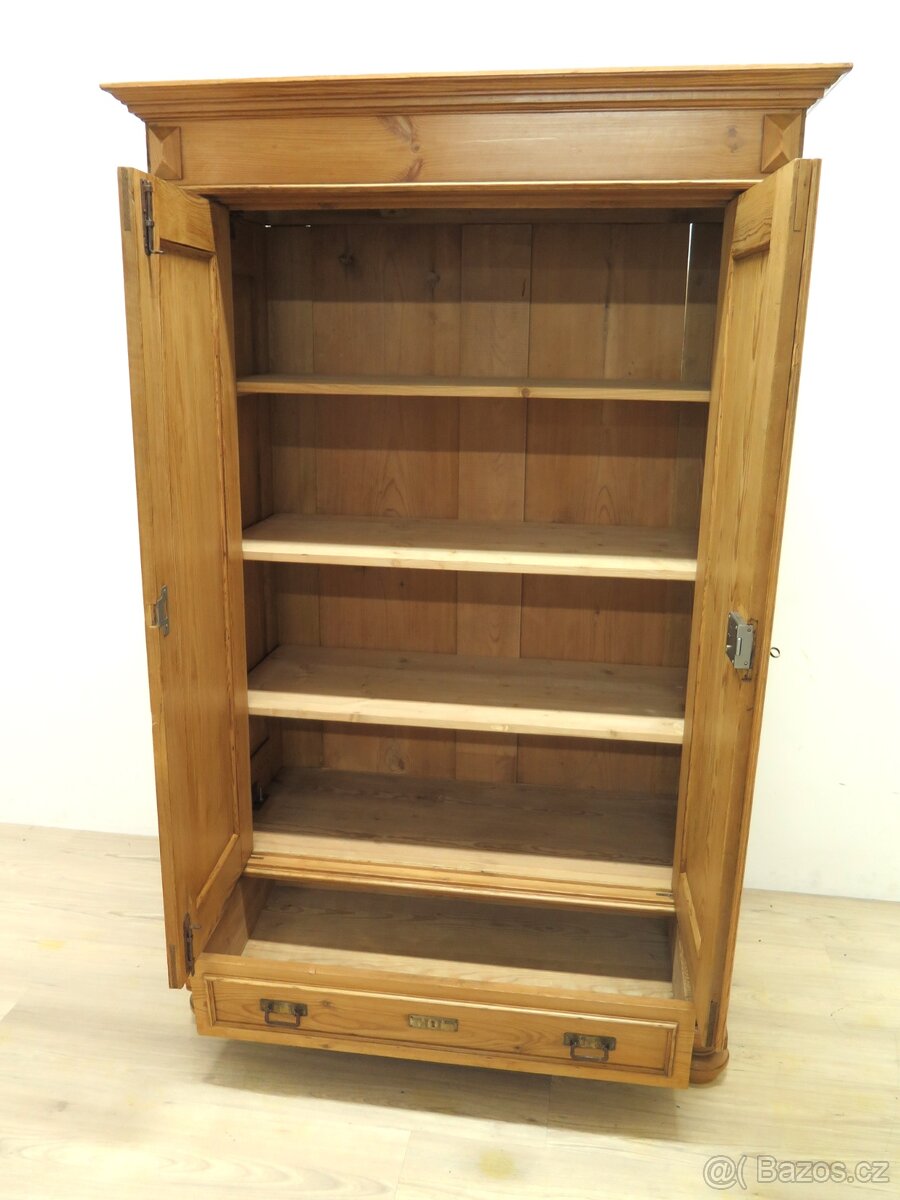 Krásná sloupová šatní skříň - 7