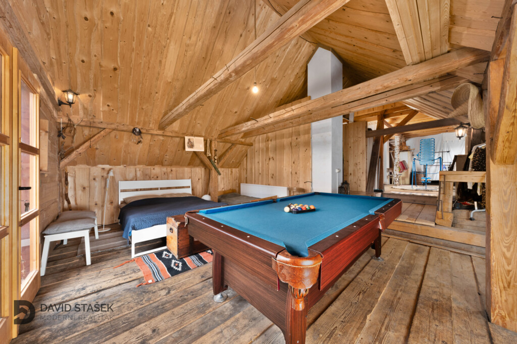 Prodej obrovského domu s různými způsoby využití hned nad Pa - 7