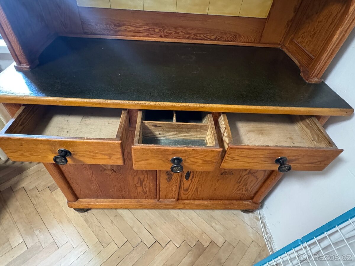 Šicí stroj Singer a kredenc - 7