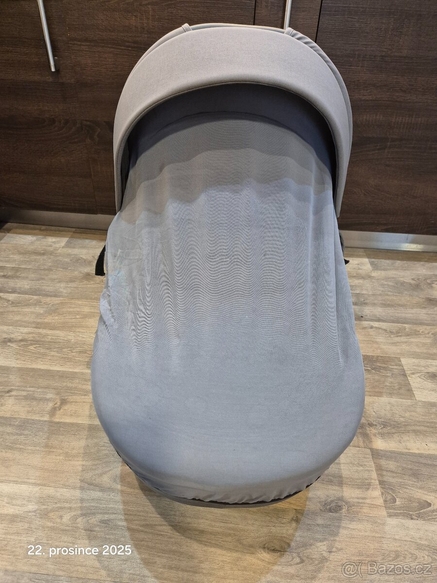 Kočárek a autosedačka - 7