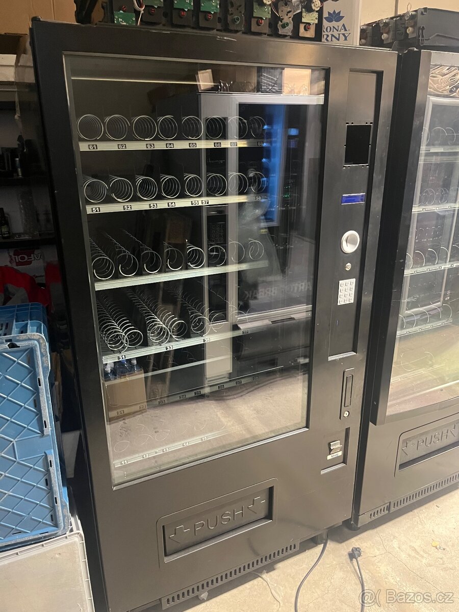 Prodám prodejní automat značky Vendo Sanden - 7