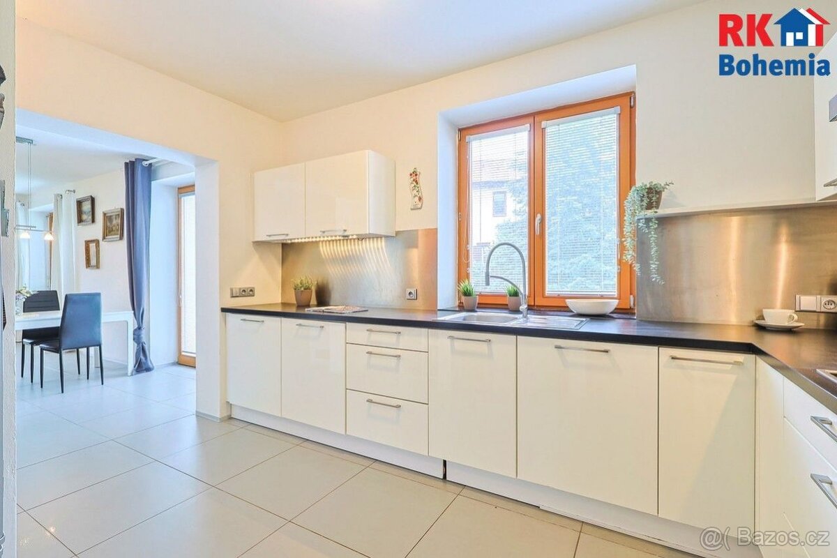 Prodej rodinného domu 5+1 se zahradou u centra města Český B - 7