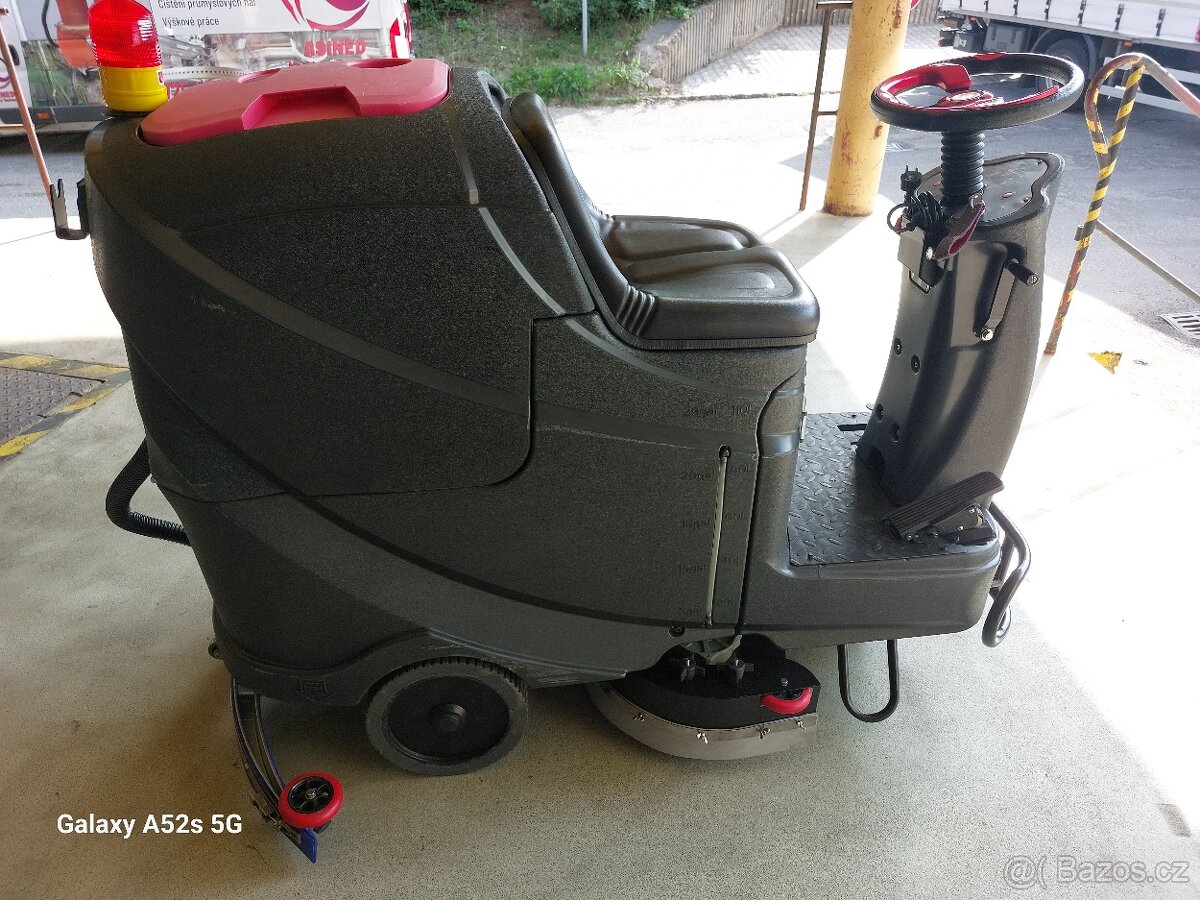 Podlahový mycí stroj Nilfisk Viper AS 710R se sedící obsluho - 7