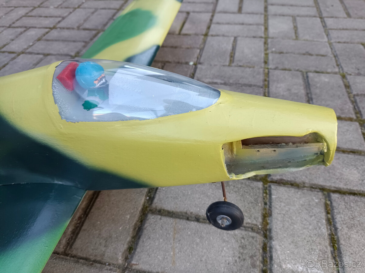 Starší rozdělané letadlo cca stíhačka bez motoru nové balza - 7