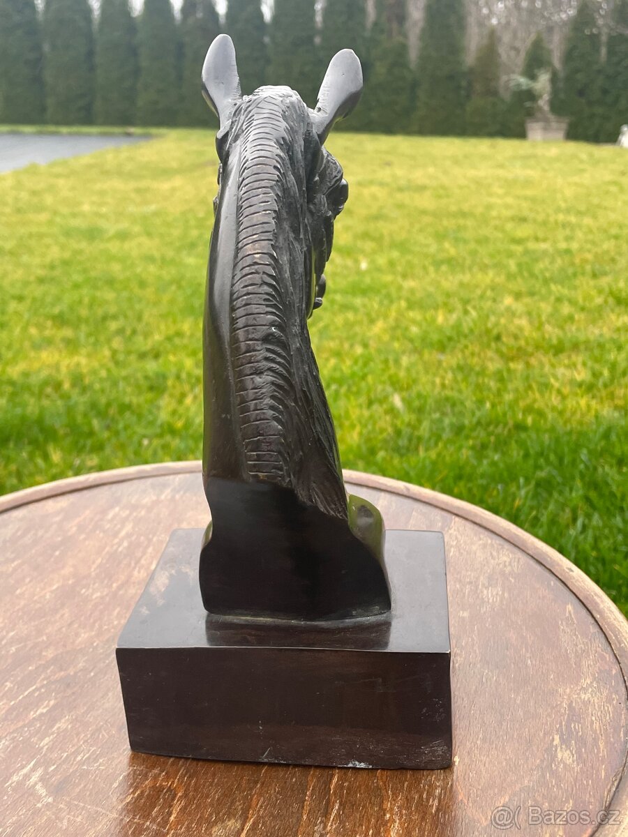 stará bronzová socha kôň - 7