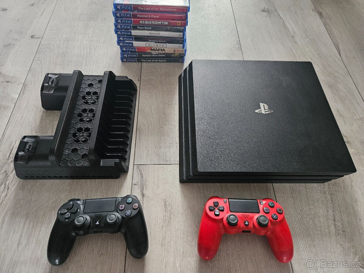 PS 4 PRO + 2 ovladače + 10 her + multifukční podložka - 7