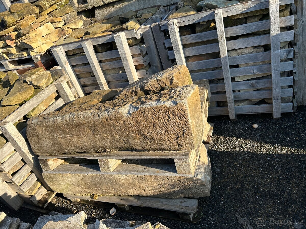 Pískovec, cihly, dřevo, palety - 7