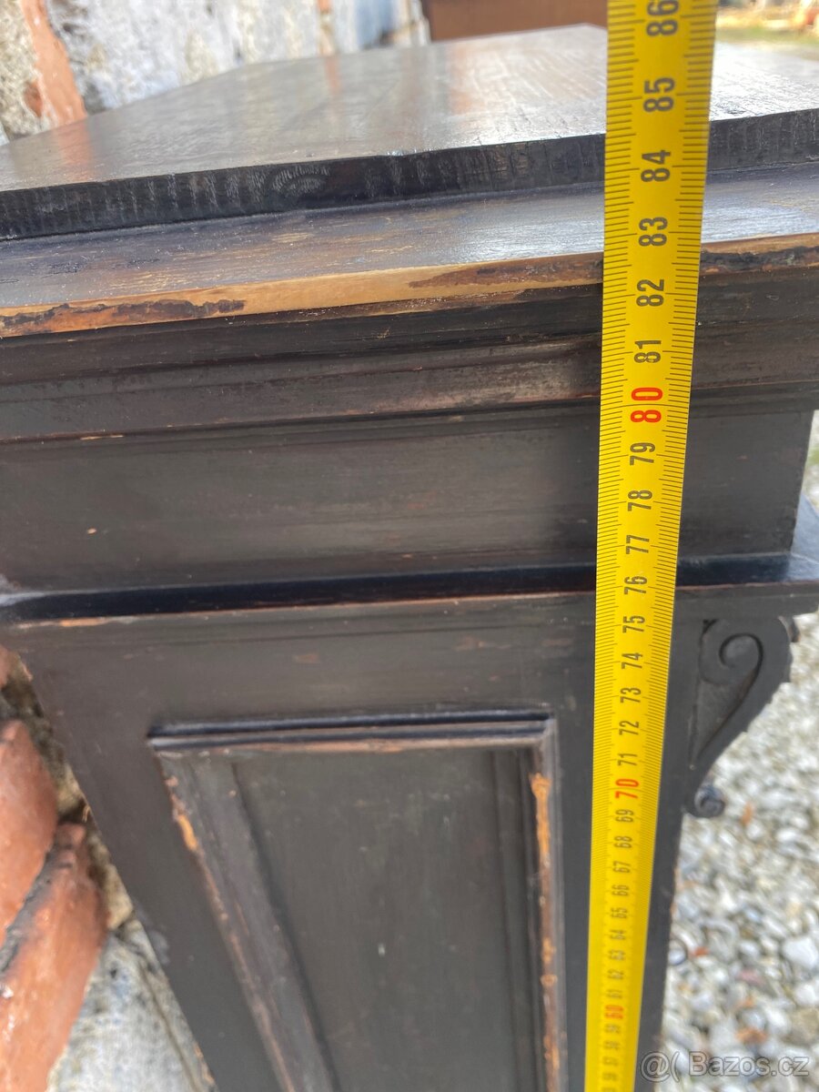 Černá malá skříňka - 7