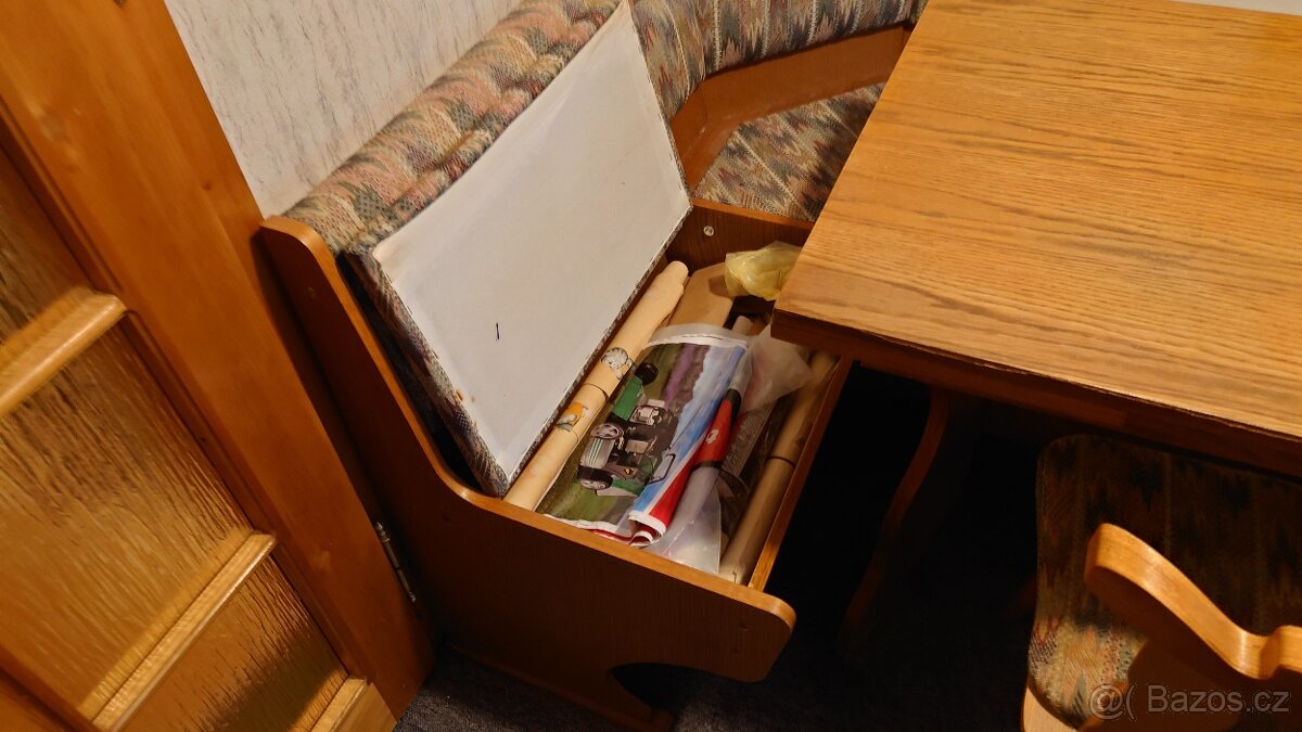 Rohová lavice, jídelní stůl a dvě židle - 7