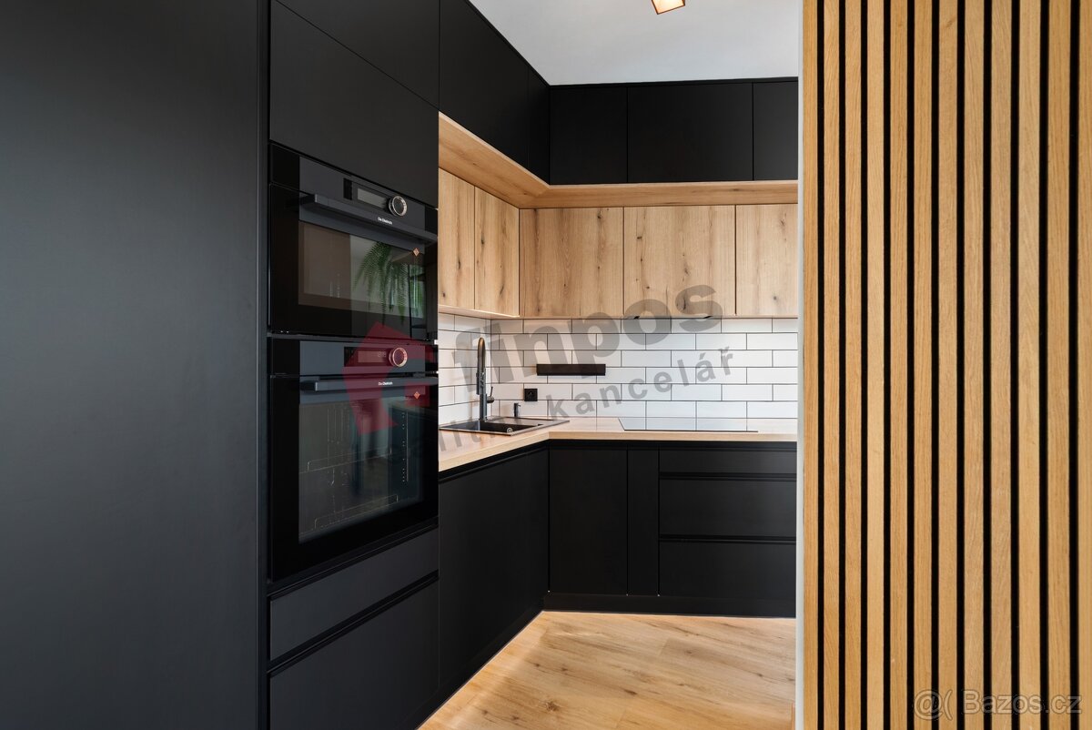 Prodej bytu 3+kk 73 m2 s terasou 71 m2 a dvě garážová parkov - 7