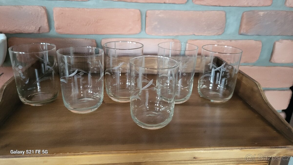 SKLENIČKY STAROŽITNÉ BROUŠENÉ SKLO- KRÁSNÝ MOTIV 6ks - 7