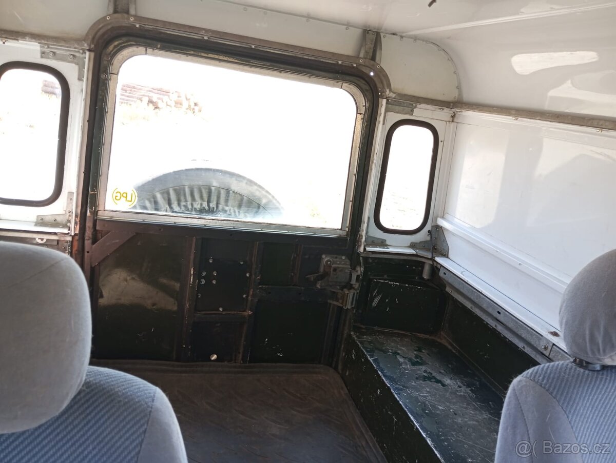 Land Rover Defender 88 - 7