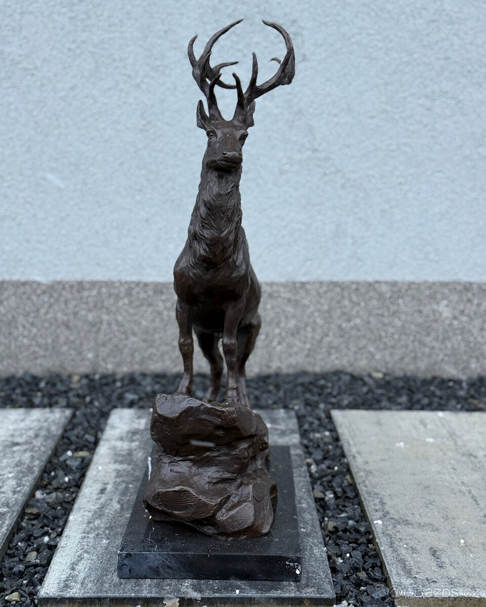 Majestátní bronzová socha jelena na skále exkluzivní dekor - 7