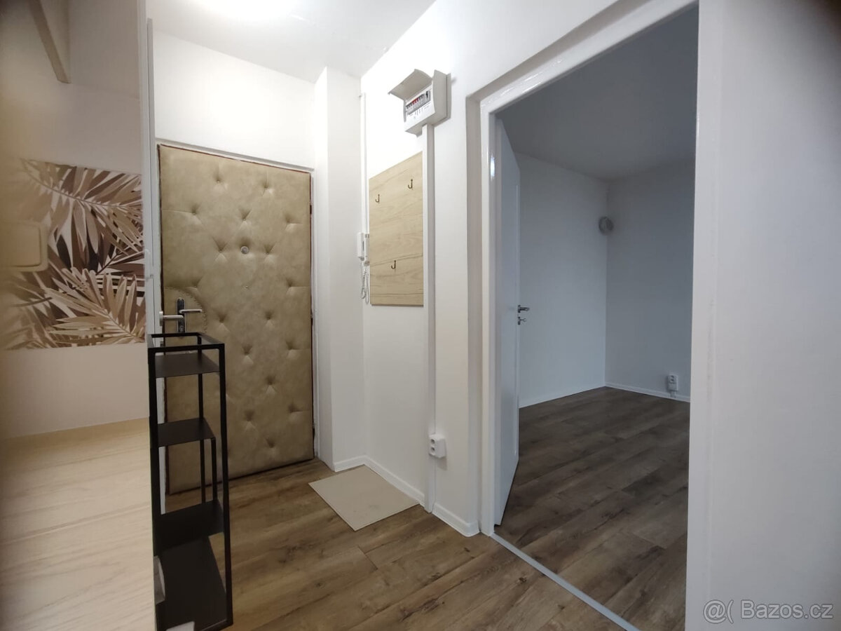 Pronájem bytu 2+kk s lodžií, 43m2, Hrádek, Ke Stadionu - 7