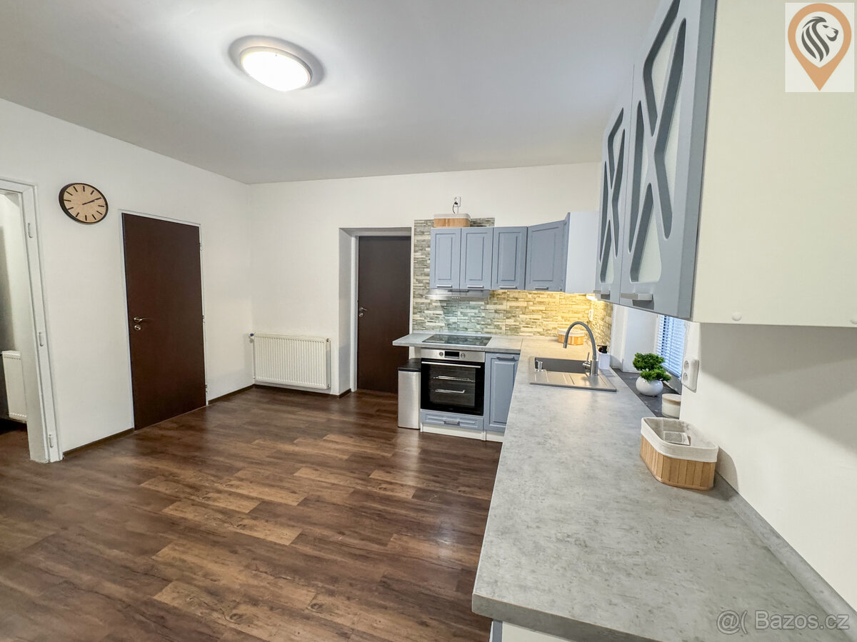 Pronájem prostorného a světlého bytu 3+1 po kompletní s gará - 7