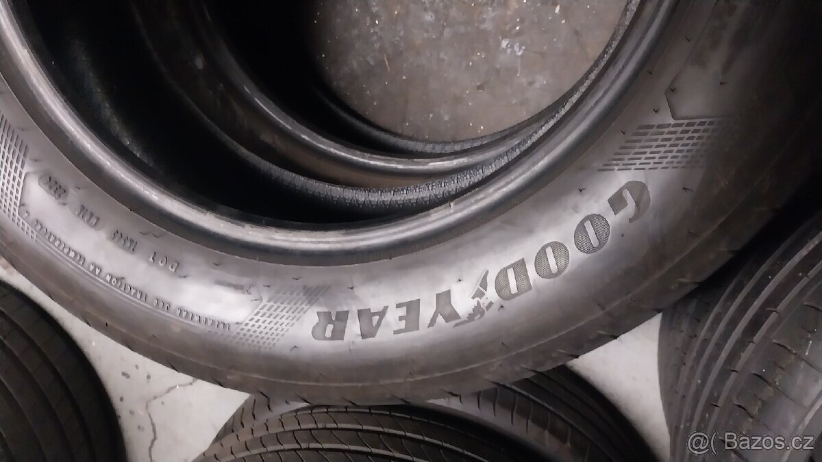 Prodám 2 x letní pneu Goodyear 235/60/18 - 7