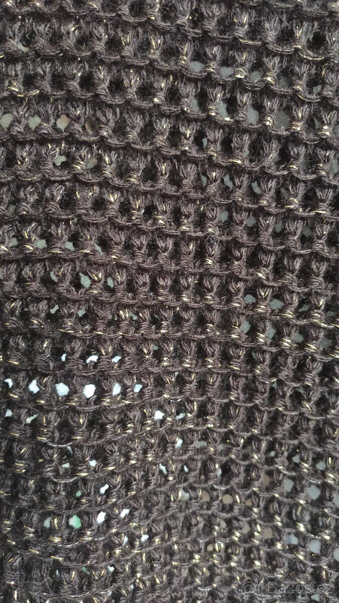 Tmavě hnědý svetr se zlatým prošíváním - 7