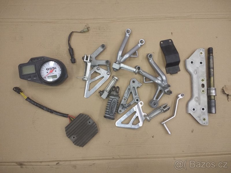 Triumph Daytona 955i náhradní díly z havarovaného motovyklu - 7