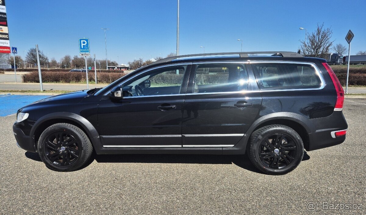 VOLVO XC70 2.4D 133KW 5 VÁLEC 1 MAJITEL AUTOMAT 4x4 XENON - 7