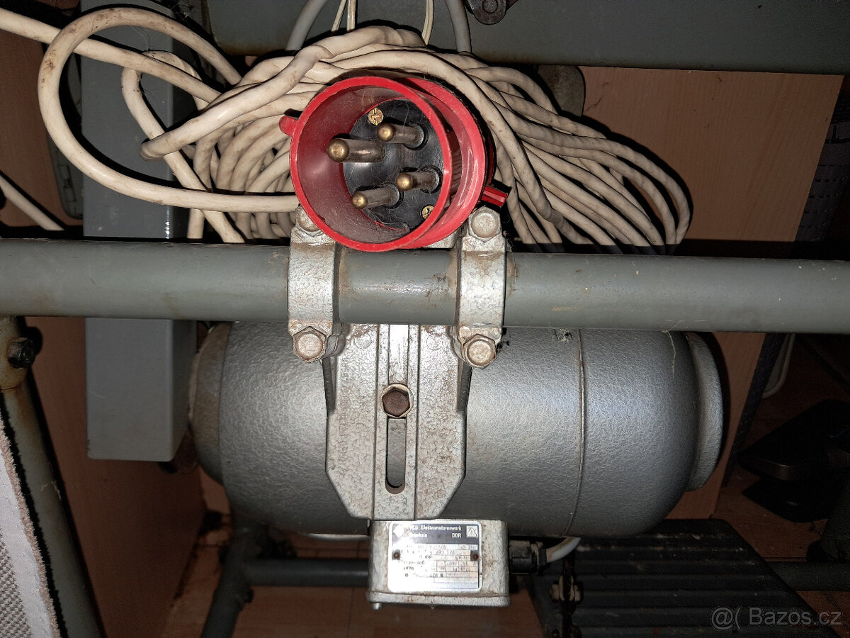 šicí stroj MINERVA - 7