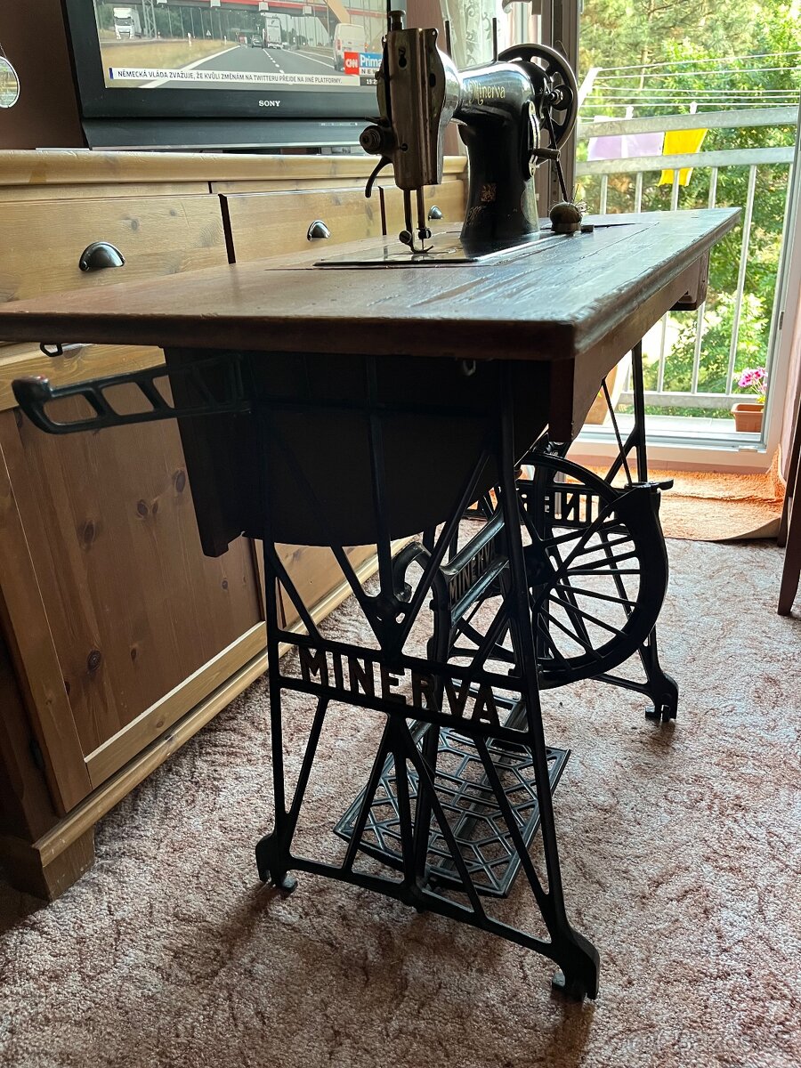 Starožitný min 80 let starý šlapací šicí stroj Minerva - 7