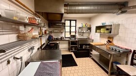 Vybavená restaurace s 10ti.pokojovím Hotelem u hranic DE - 7