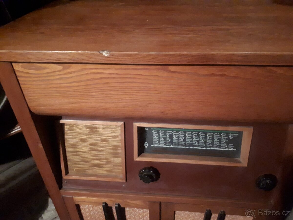 Skříňka s radiopřijímačem RV75 a s gramofónem z let 1939-40 - 7