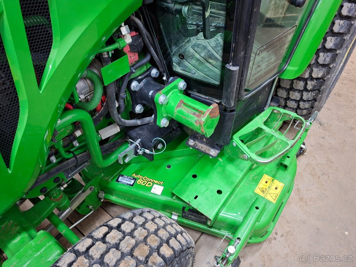 Traktor John Deere 3039R - 7