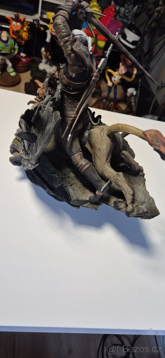 Witcher III Wild Hunt - socha Geralt Battling a Griffin - 7