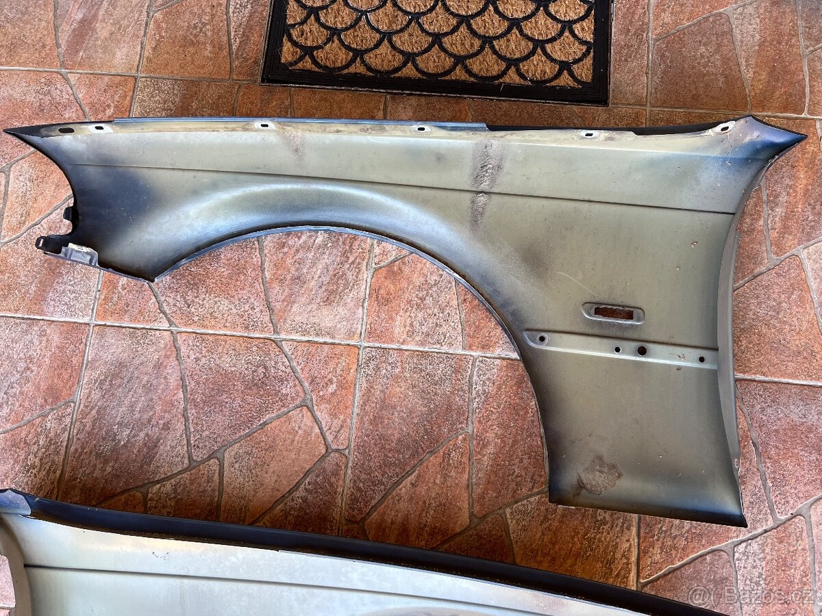 Originální přední blatníky BMW E46 coupe/cabrio - 7