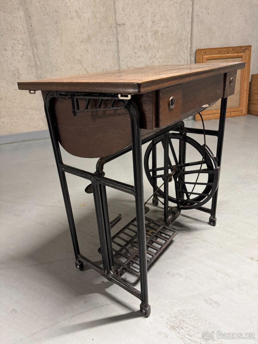 Starý šicí stroj LADA - 7