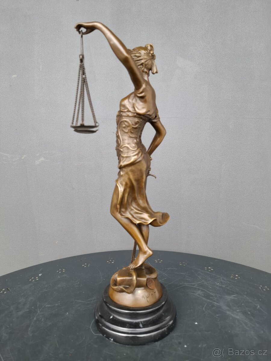 Bronzová socha bohyně Spravedlnosti - 7
