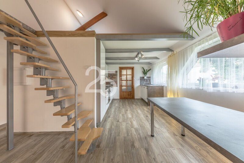 Prodej samostatné 1/3 rodinného domu se zahradou ve Zvířetic - 7