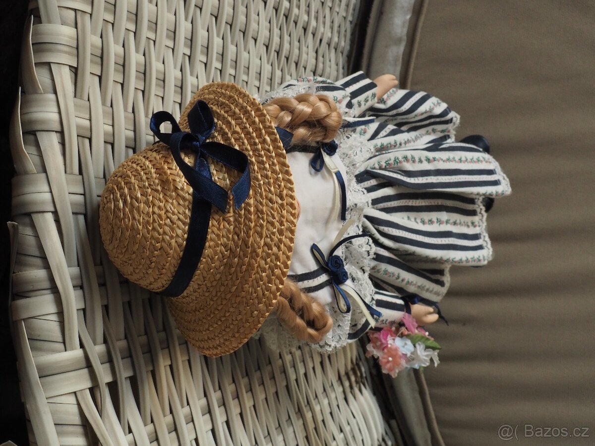 Porcelánová panenka - se slamákem a květinou - 7